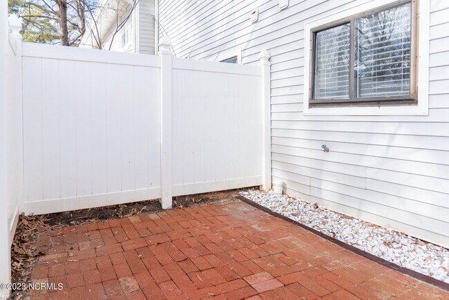 Building Photo - 7195 Sandy Creek Dr