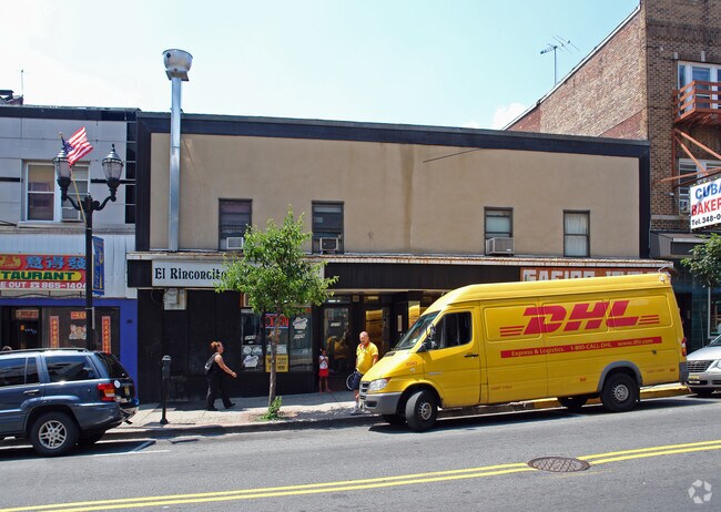 Building Photo - 1215-1217 Summit Ave
