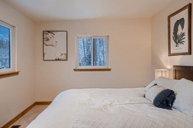 Foto del edificio - The Fox Den with views and creek on an acre!