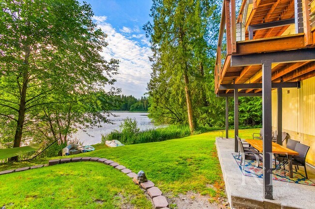 Building Photo - Stunning Lake Front