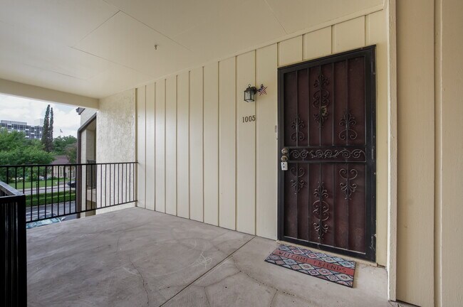 Building Photo - 8702 Village Dr