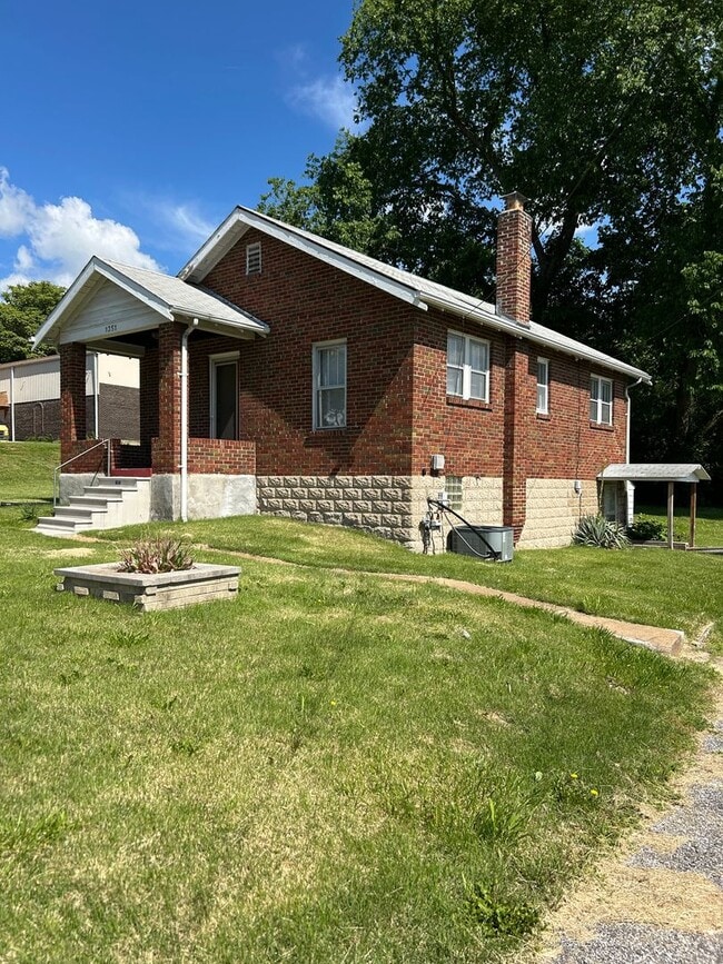 Building Photo - Charming 2-Bedroom Home with Spacious Yard...