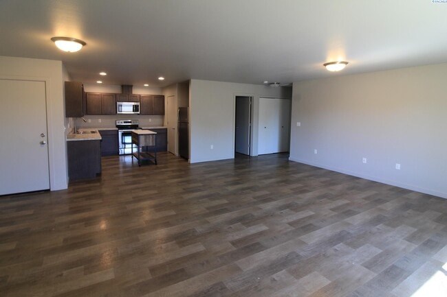 Building Photo - 3 bed, 2 bath townhome in Pasco