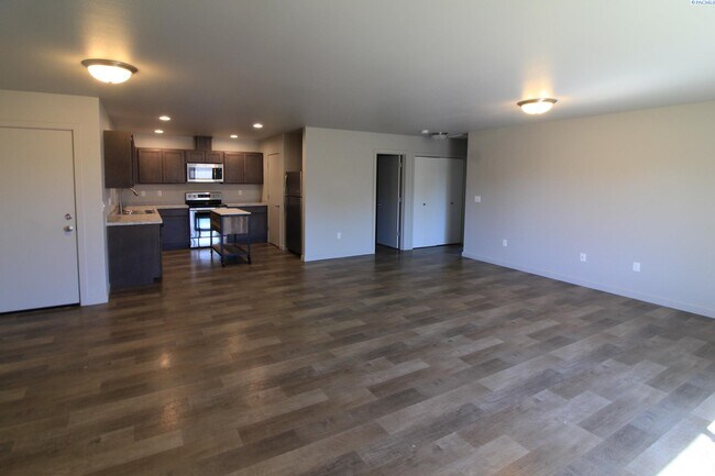 Foto del edificio - 3 bed, 2 bath townhome in Pasco