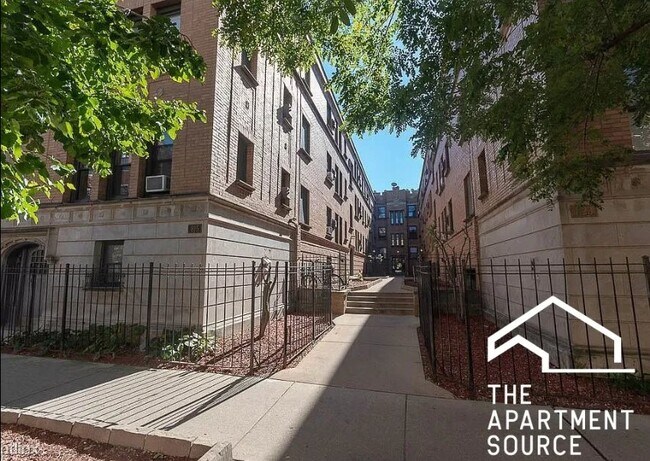 Building Photo - 819 W Cornelia Ave