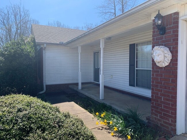 Building Photo - 1037 S Hills Dr