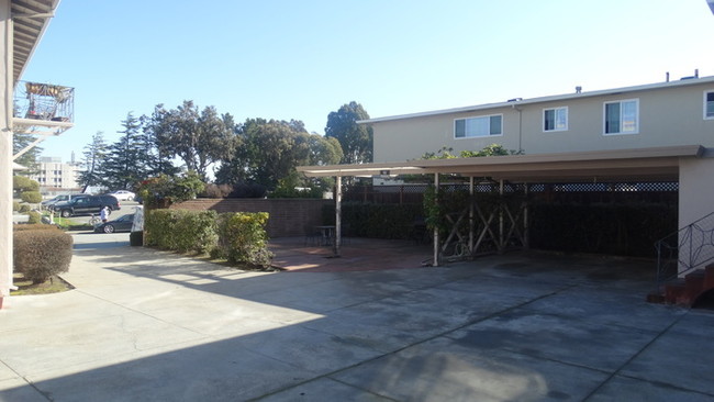 Building Photo - Apartment near shopping/freeway/caltrain