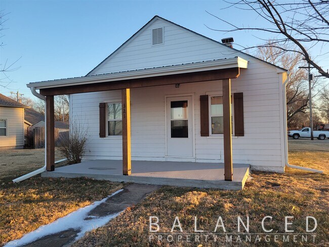 Building Photo - 2 br, 1 bath House - 321 W Railroad St