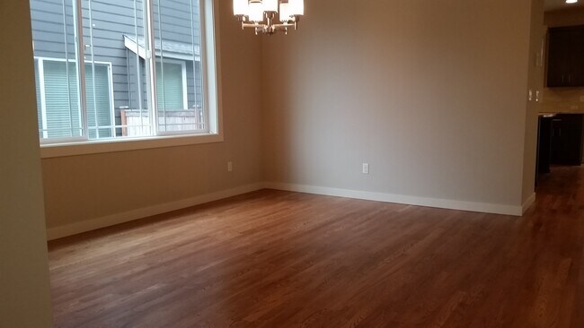 Building Photo - Amazing 4 beds, 2 dens, 2.75 baths in Kirkland.  Minutes to Microsoft/Costco