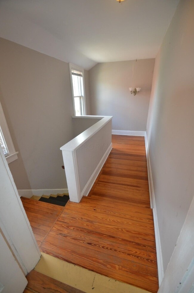 Foto del edificio - 208 W 3rd Ave