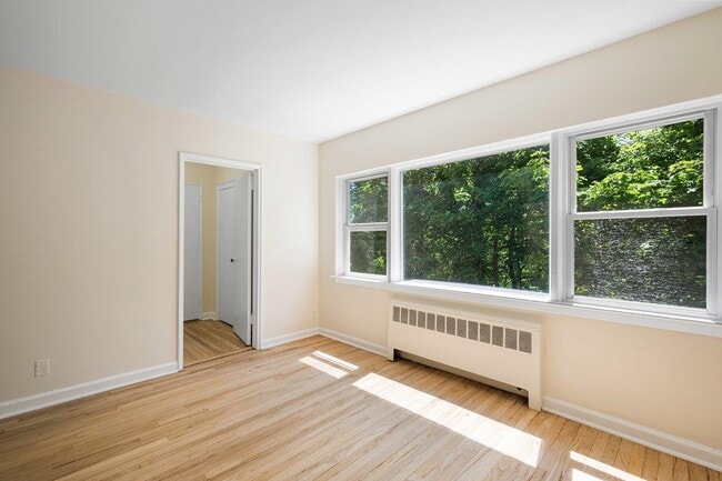 Building Photo - 437 Pelham Rd