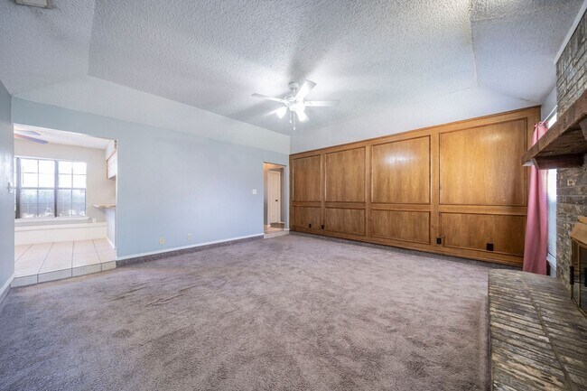 Building Photo - Spacious 3-Bedroom Home with Expansive Bac...