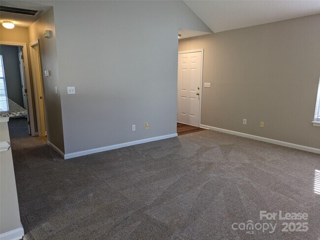 Foto del edificio - 329 Cedarcroft Dr