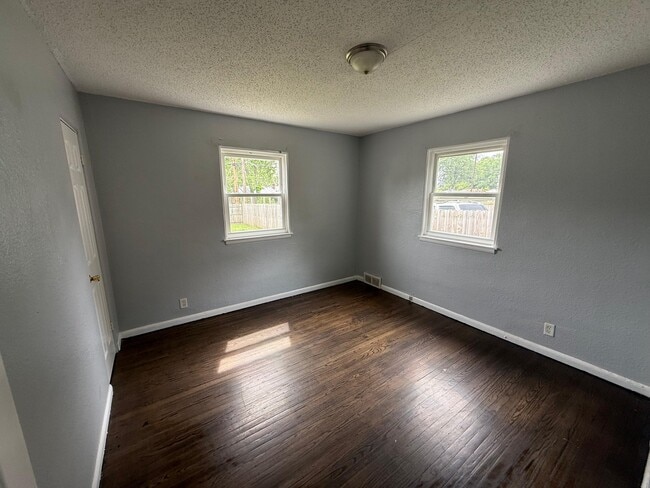 Building Photo - 405 S Sheridan Ave