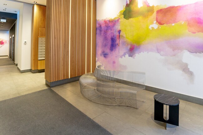 Building Photo - 388-388 Richmond St W