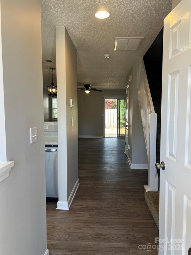 Building Photo - 6075 Cougar Ln