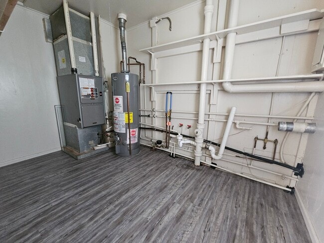 Building Photo - NE 2 bedroom 1 bath with fenced yard, near...