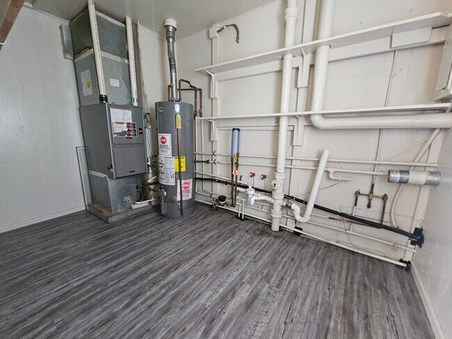 Foto del edificio - NE 2 bedroom 1 bath with fenced yard, near...