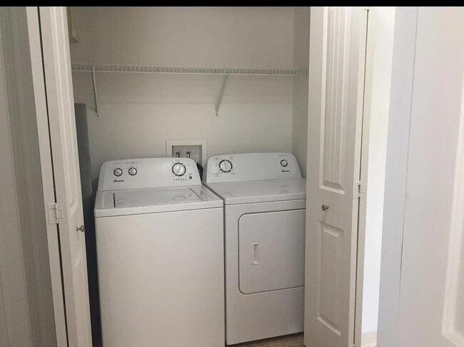 Building Photo - 2720 Hidden Dr