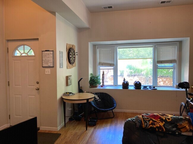 Foto del edificio - 3040 N Greenview Ave