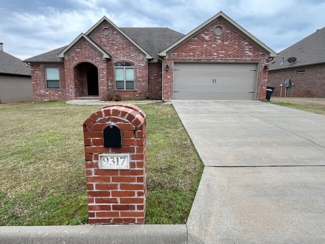 Building Photo - Beautiful 3/2 Brick Home Millers Glen Subdivision of Sherwood, Arkansas