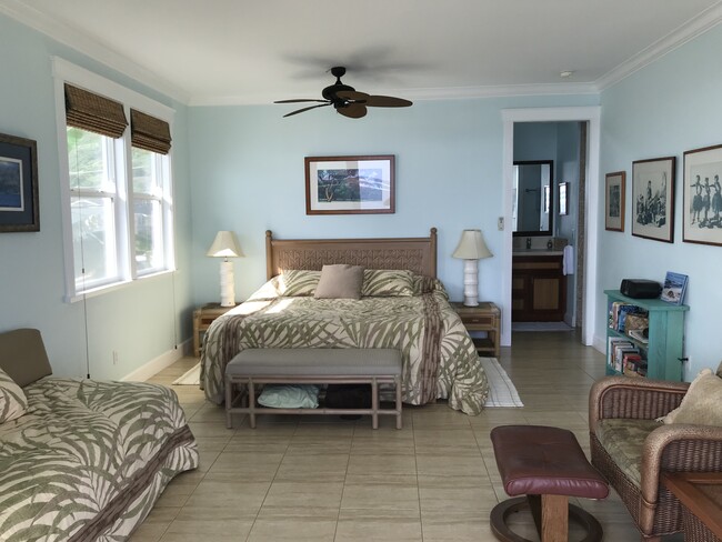 King size bed with direct ocean view. - 51-339 Kamehameha Hwy