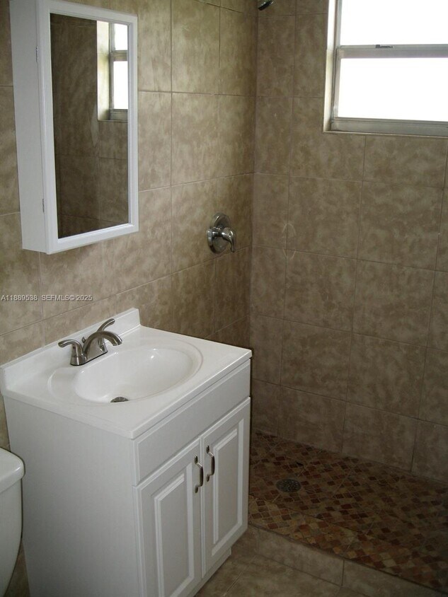 Foto del edificio - 1060 NE 80th St