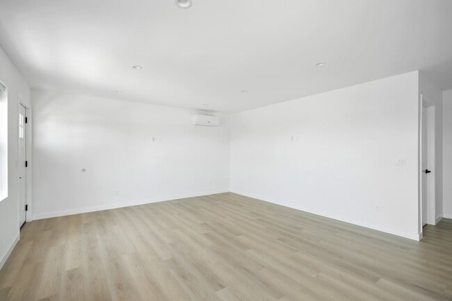 Building Photo - 840 E Cypress Ave