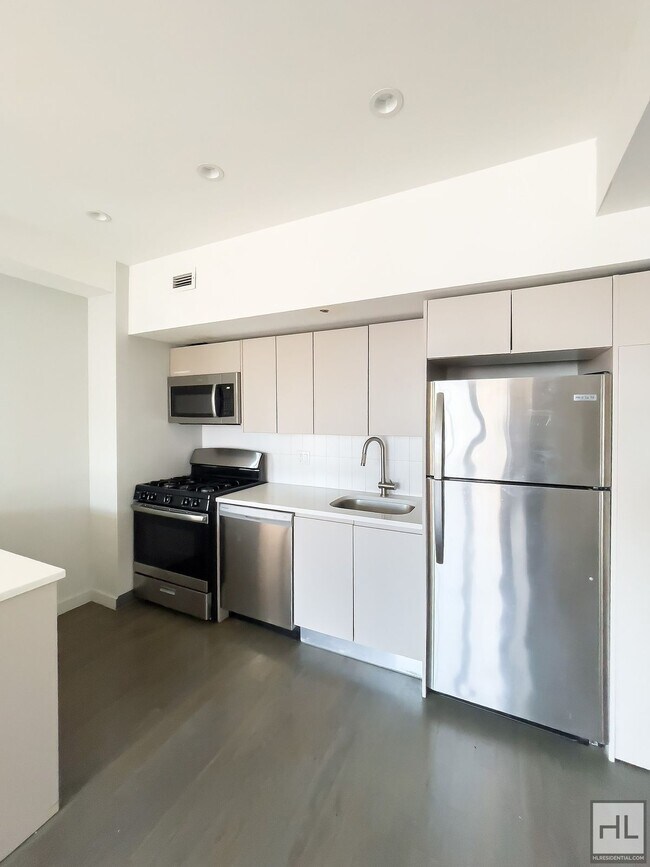 Foto del edificio - Bushwick Avenue / Spacious 2-Bed, 1-Bath /...