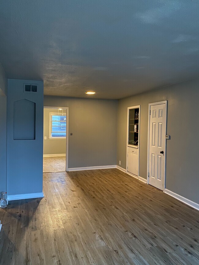 living/dining combo #2 - 4010 W Lancaster Ave