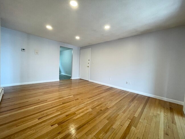 Building Photo - 8 Woodcrest Ct