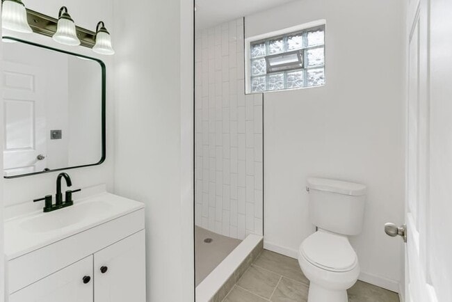 Foto del edificio - 308 W Queen Ln