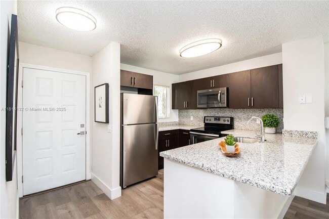Foto del edificio - 8300 N Sherman Cir