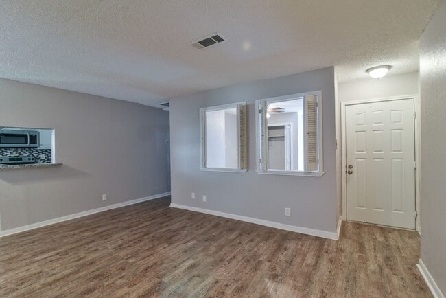 Building Photo - Affordable 2 bedroom in North Arlington
