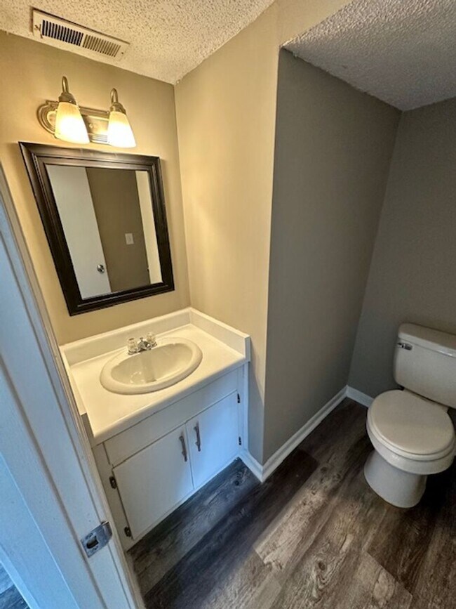 Foto del edificio - Newly renovated 3-bedroom Creekside Townhome - Available Now