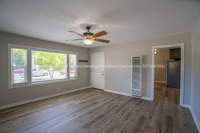 Building Photo - Downtown 2 Bedroom Duplex with Personal Yard