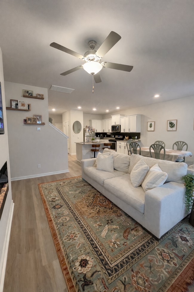Sala de estar/Comedor - 1517 Auckland Ct