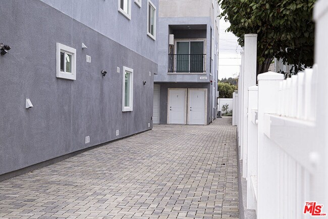 Foto del edificio - 3042 Atwater Ave