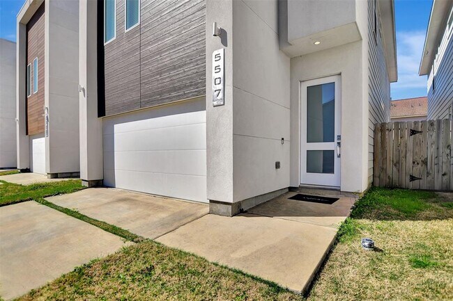 Foto del edificio - 5507 Robusto Pl