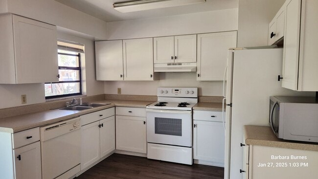 Building Photo - 3 bed 2 bath