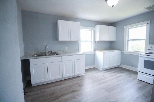 Building Photo - 1532 D Ave NE