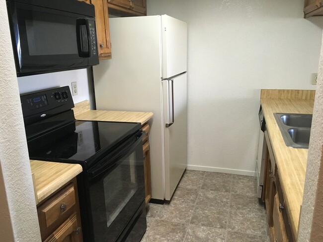 Building Photo - Hilltop Neighborhood Townhome With 1 Car G...