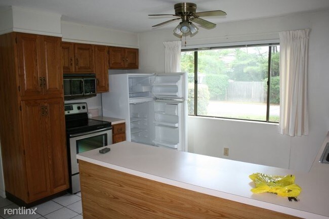 Building Photo - 30 Sweet Meadows Ct