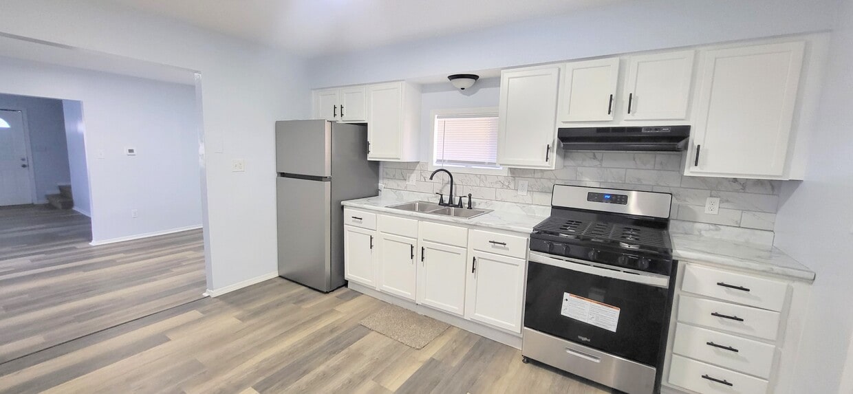 Primary Photo - 1328 E Lewis St