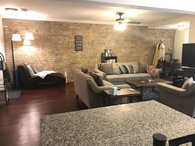 Building Photo - 5802 N Kenmore Ave