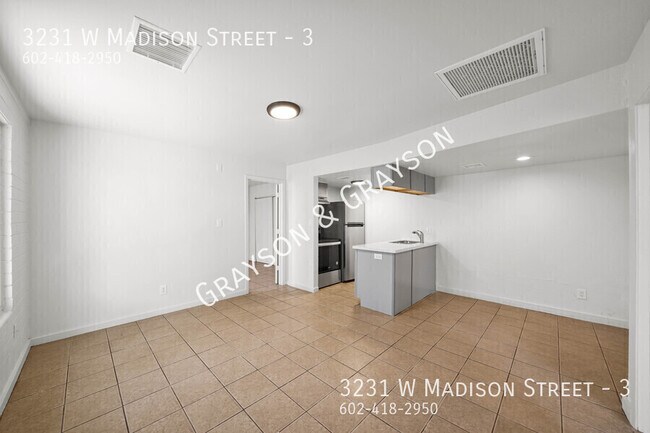 Foto del edificio - 3231 W Madison St