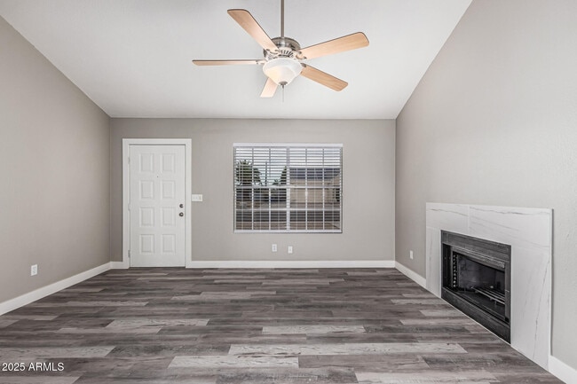 Building Photo - 1505 E Divot Dr