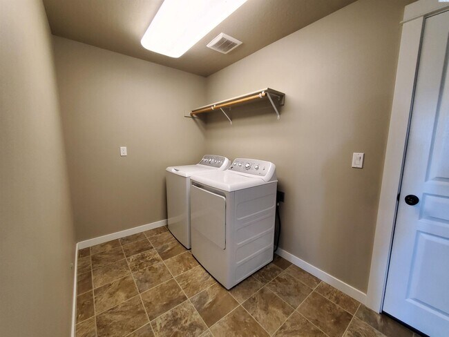 Building Photo - Single Story Three Bedrooms and Den