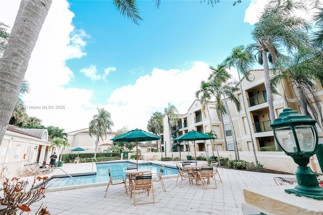 Building Photo - 833 Riverside Dr