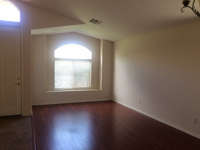 Building Photo - Beautiful 3 bed/2 bath home 85048